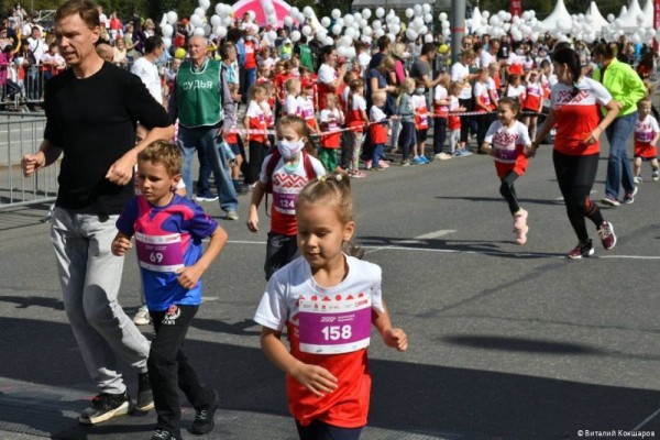 На улице Ленина дан старт детскому забегу Пермского марафона