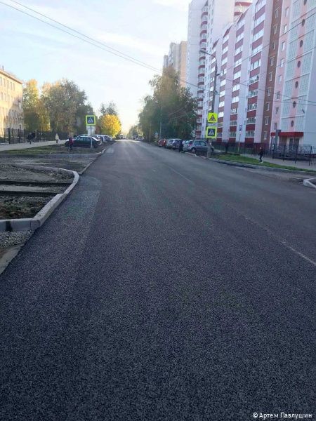 В Перми на улице Адмирала Ушакова уложен верхний слой асфальта В Перми на улице Адмирала Ушакова уложен верхний слой асфальта