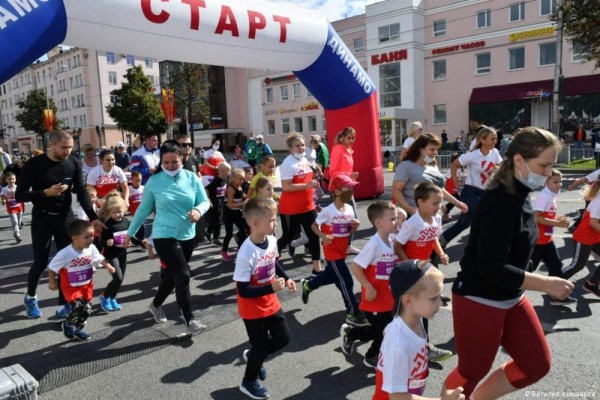 На улице Ленина дан старт детскому забегу Пермского марафона