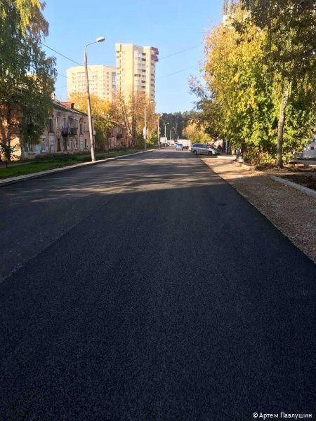 В Перми на улице Адмирала Ушакова уложен верхний слой асфальта В Перми на улице Адмирала Ушакова уложен верхний слой асфальта