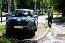 Во всех районах Перми начались рейды по контролю за парковкой на газонах