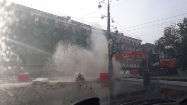 В центре Перми из-за коммунальной аварии затопило дорогу