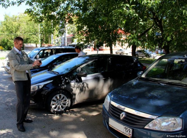 Во всех районах Перми начались рейды по контролю за парковкой на газонах