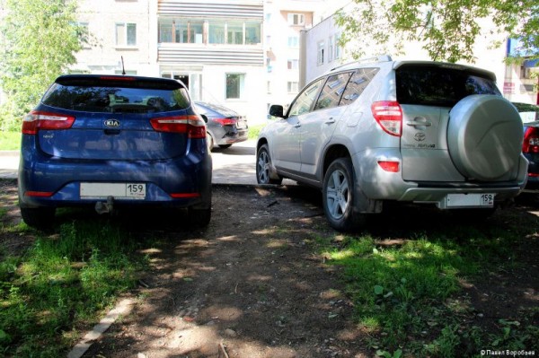 Во всех районах Перми начались рейды по контролю за парковкой на газонах