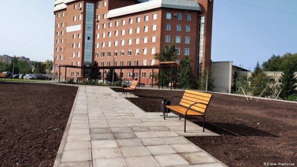 В Перми на бульварной части улицы Советской Армии установлен навес с качелями