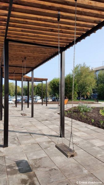 В Перми на бульварной части улицы Советской Армии установлен навес с качелями