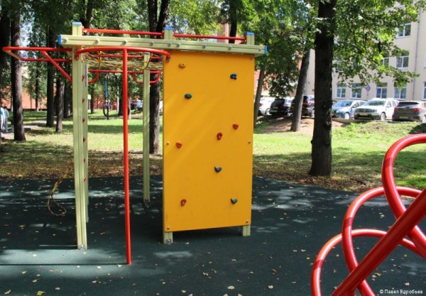 В Перми в саду Декабристов появилась спортивная и детская площадка В Перми в саду Декабристов появилась спортивная и детская площадка