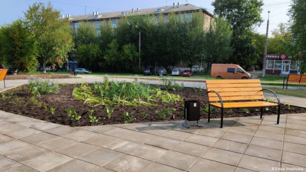 В Перми на бульварной части улицы Советской Армии установлен навес с качелями