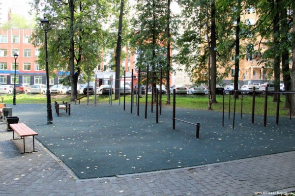 В Перми в саду Декабристов появилась спортивная и детская площадка В Перми в саду Декабристов появилась спортивная и детская площадка