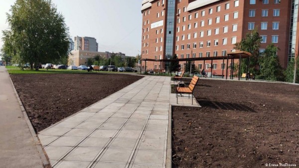 В Перми на бульварной части улицы Советской Армии установлен навес с качелями