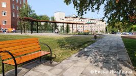 В Перми на бульварной части улицы Советской Армии установлен навес с качелями