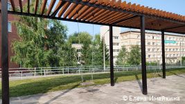 В Перми на бульварной части улицы Советской Армии установлен навес с качелями