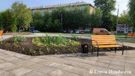 В Перми на бульварной части улицы Советской Армии установлен навес с качелями