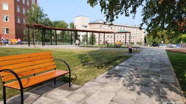 В Перми на бульварной части улицы Советской Армии установлен навес с качелями