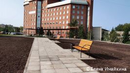 В Перми на бульварной части улицы Советской Армии установлен навес с качелями