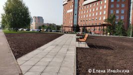 В Перми на бульварной части улицы Советской Армии установлен навес с качелями