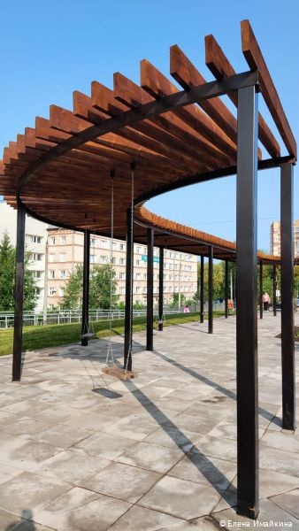 В Перми на бульварной части улицы Советской Армии установлен навес с качелями