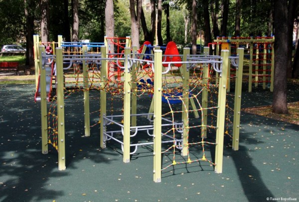 В Перми в саду Декабристов появилась спортивная и детская площадка В Перми в саду Декабристов появилась спортивная и детская площадка