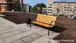 В Перми на бульварной части улицы Советской Армии установлен навес с качелями