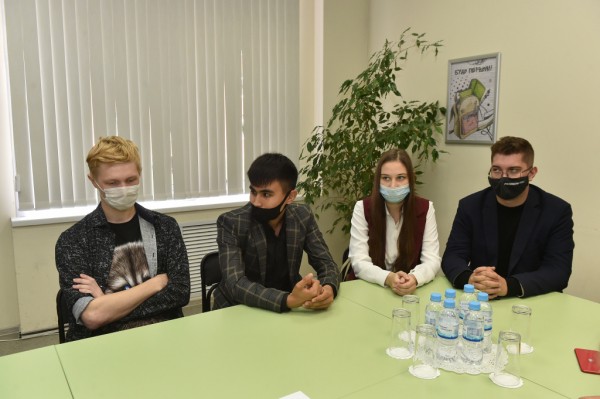 Дмитрий Махонин встретился с сотрудниками и студентами ПГНИУ, помогавшим во время трагедии в университете 