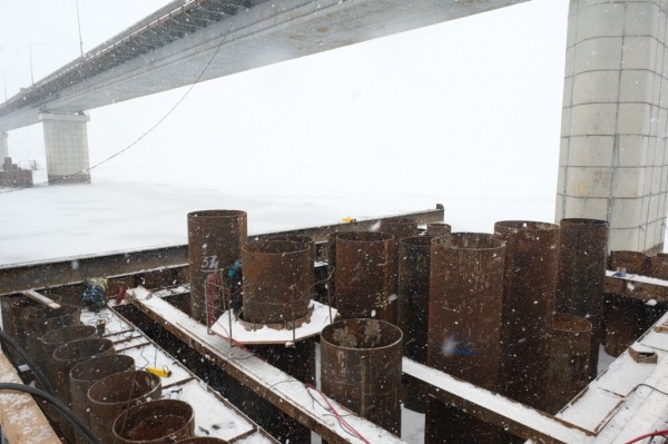 Пролетное строение нового моста через Чусовую с левого берега установлено на пять готовых опор Пролетное строение нового моста через Чусовую с левого берега установлено на пять готовых опор