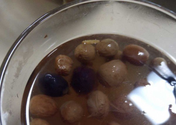 В соликамской школе ученикам наливают компот с опарышами