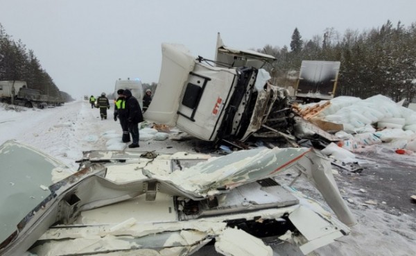 Возле Кунгура столкнулись три грузовика Возле Кунгура столкнулись три грузовика