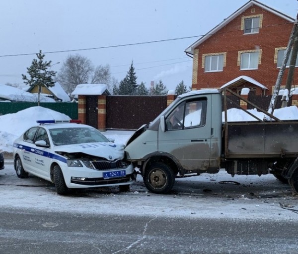 В Перми «Газель» столкнулась с машиной ДПС