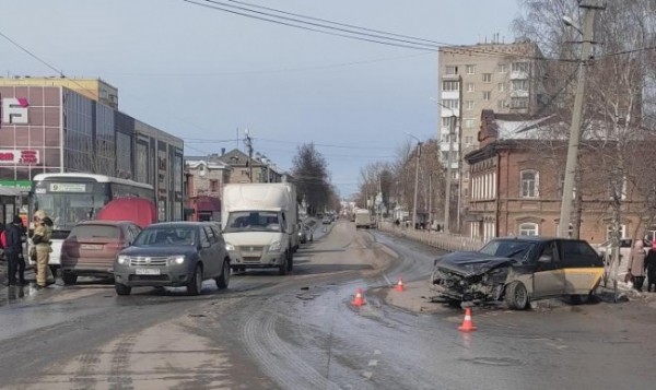 В Кунгуре после столкновения с «Ладой» Mercedes въехал в автобус: пострадал ребенок