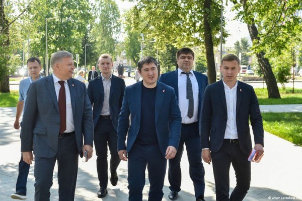 Дмитрий Махонин и Алексей Дёмкин проинспектировали ход благоустройства бульвара им. Советской Армии в Перми Дмитрий Махонин и Алексей Дёмкин проинспектировали ход благоустройства бульвара им. Советской Армии в Перми