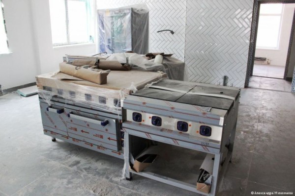 В новый корпус пермской гимназии №17 начали завозить оборудование для пищеблока
