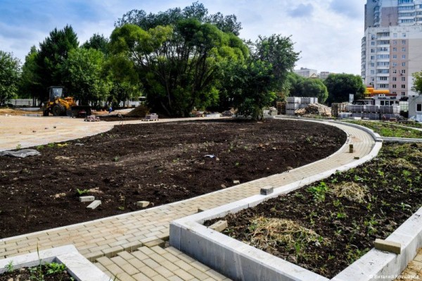 В сквере на улице Гашкова на 90% выполнено благоустройство пешеходных дорожек