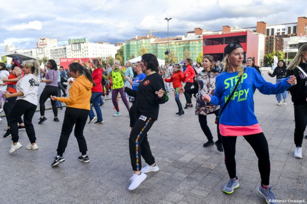 На площади перед Театром-Театром в Перми начался танцевальный марафон &laquo;Открой себя&raquo;