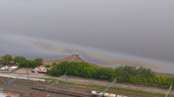 В Перми по Каме разлилось огромное маслянистое пятно