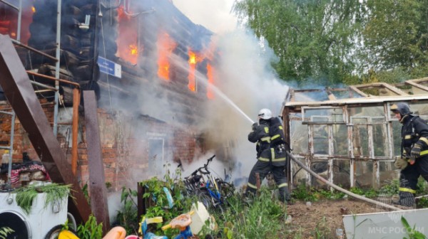В Перми горел частный жилой дом на улице Красных Зорь
