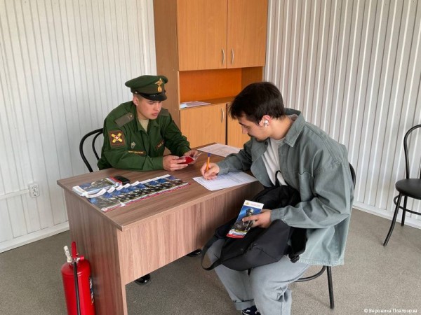 В Ленинском районе Перми начал работу мобильный пункт приёма на военную службу по контракту В Ленинском районе Перми начал работу мобильный пункт приёма на военную службу по контракту