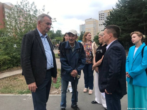 Власти Перми и теплоэнергетики встретились с Владимиром Кормщиковым, создавшим сквер в микрорайоне Парковый 