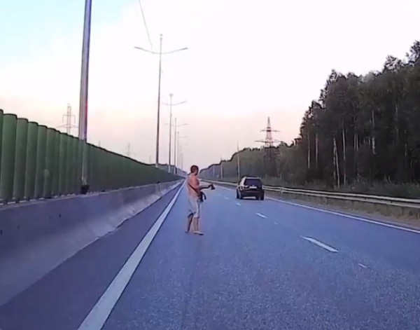 В Перми на трассе у Закамского кладбища мужчина с топором бросался на машины