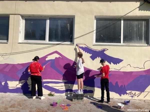 Кировском районе Перми фасад нового молодёжного общественного центра украсили граффити с пейзажем
