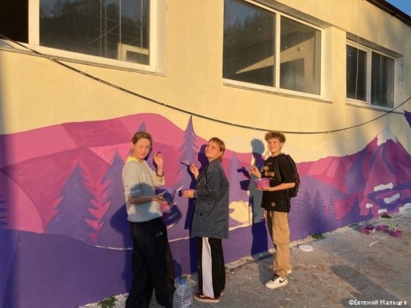 Кировском районе Перми фасад нового молодёжного общественного центра украсили граффити с пейзажем