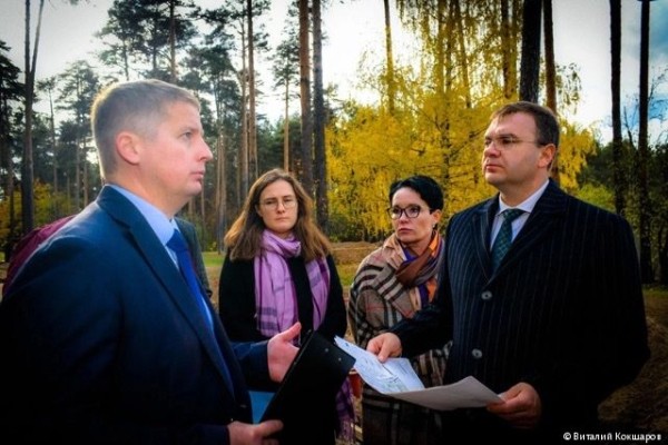 Эдуард Соснин проинспектировал ход благоустройства Черняевского леса в рамках проекта «Зелёное кольцо»