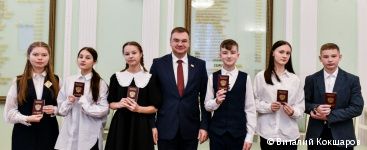 Глава Перми Эдуард Соснин в День Конституции РФ вручил паспорта юным жителям города