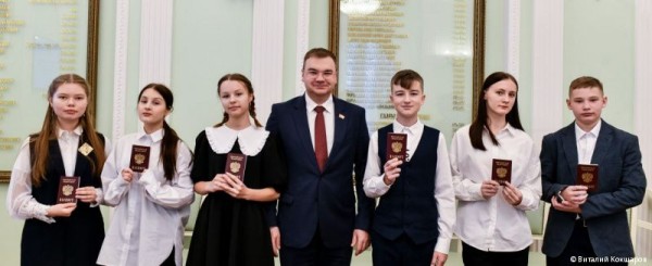 Глава Перми Эдуард Соснин в День Конституции РФ вручил паспорта юным жителям города