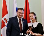 Глава Перми Эдуард Соснин в День Конституции РФ вручил паспорта юным жителям города
