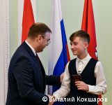 Глава Перми Эдуард Соснин в День Конституции РФ вручил паспорта юным жителям города