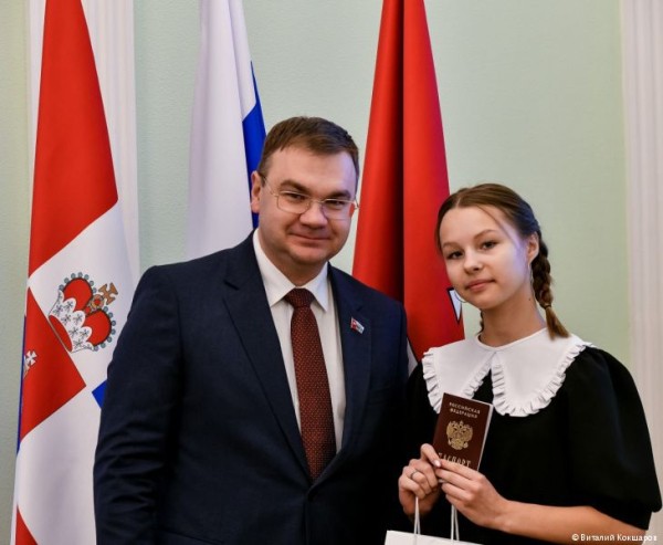 Глава Перми Эдуард Соснин в День Конституции РФ вручил паспорта юным жителям города