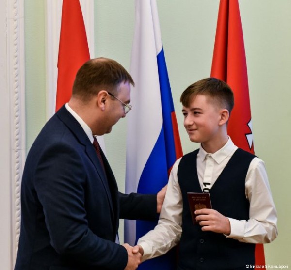 Глава Перми Эдуард Соснин в День Конституции РФ вручил паспорта юным жителям города
