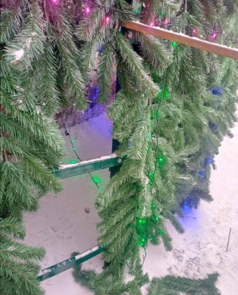 В Добрянке вандалы поломали новогоднюю ёлку