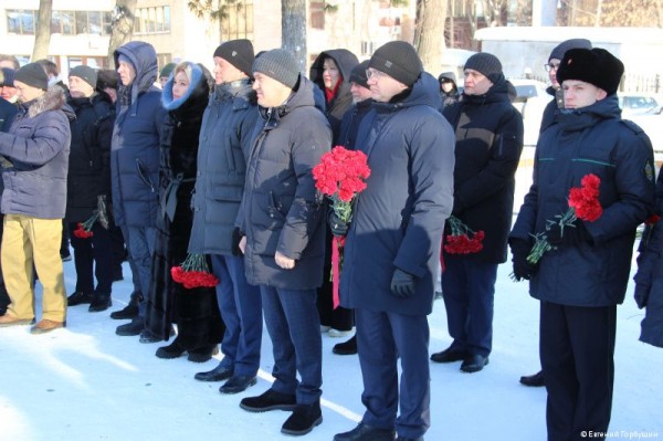 Глава Перми Эдуард Соснин возложил цветы в честь дня вывода войск из Афганистана Глава Перми Эдуард Соснин возложил цветы в честь дня вывода войск из Афганистана