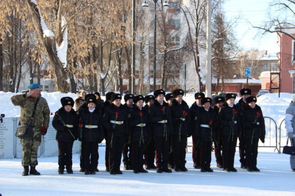 Глава Перми Эдуард Соснин возложил цветы в честь дня вывода войск из Афганистана Глава Перми Эдуард Соснин возложил цветы в честь дня вывода войск из Афганистана